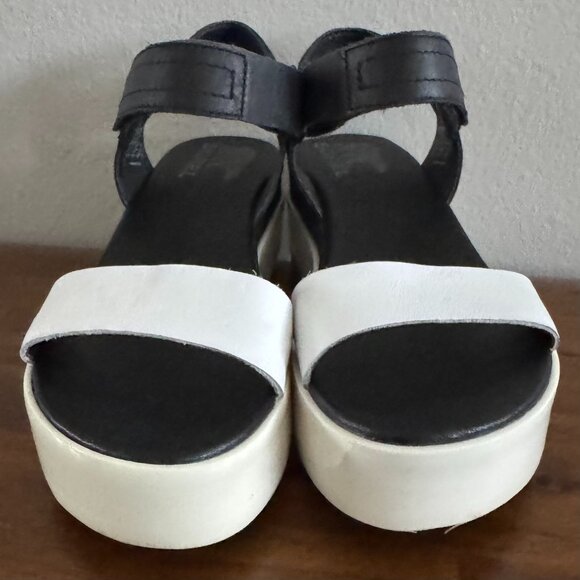 Sorel - CAMERON™ Flatform Women's Wedge Sandal in Black and White - Picture 3 of 9